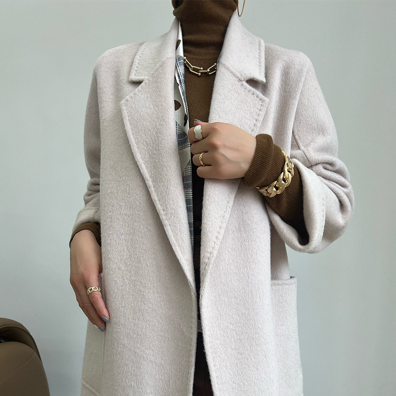 Palto de femei din lână cu cașmir dublu, textură valuri de apă, lungime medie, croială lejeră, mâneci lungi, închidere cu șnur, guler stil sacou