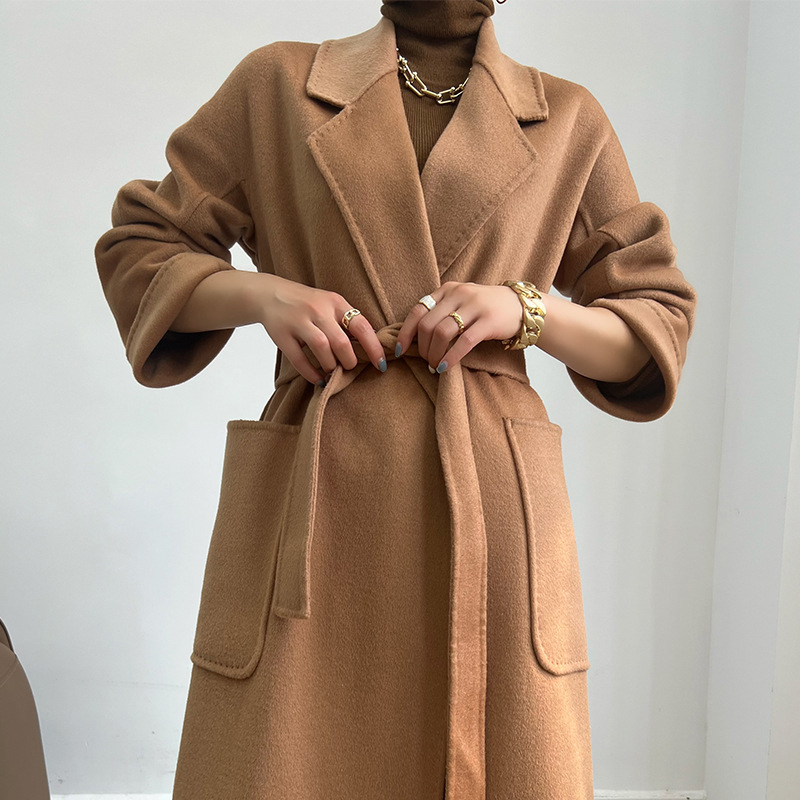 Palto de femei din lână cu cașmir dublu, textură valuri de apă, lungime medie, croială lejeră, mâneci lungi, închidere cu șnur, guler stil sacou