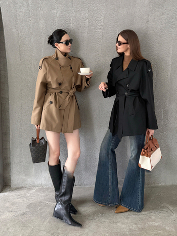 Jachetă de damă tip windbreaker, siluetă clasică, rever, talie definită, guler cu glugă, nasturi dubli, lungime ultra‑scurtă, toamnă 2025