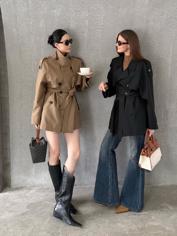 Jachetă de damă tip windbreaker, siluetă clasică, rever, talie definită, guler cu glugă, nasturi dubli, lungime ultra‑scurtă, toamnă 2025