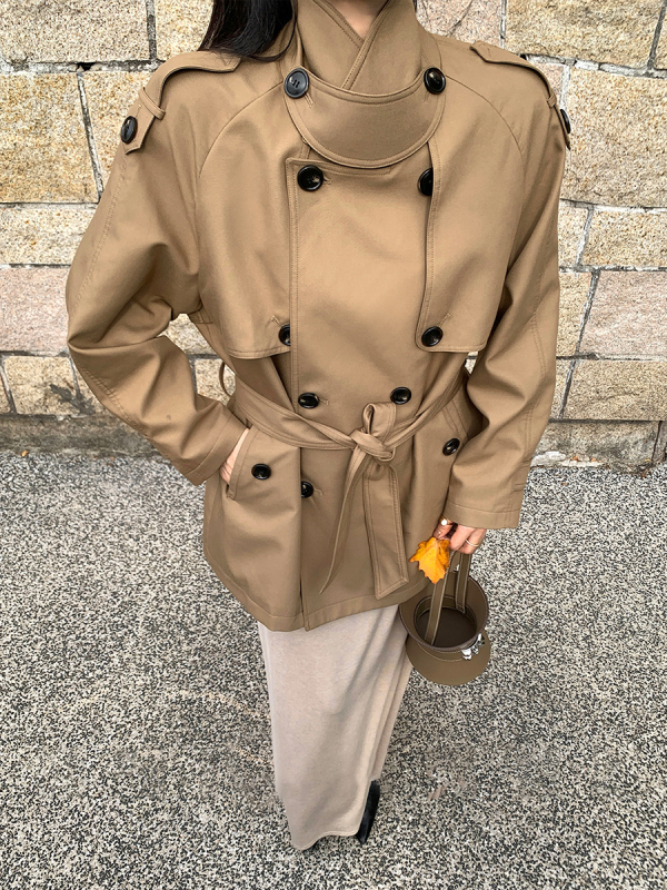 Jachetă de damă tip windbreaker, siluetă clasică, rever, talie definită, guler cu glugă, nasturi dubli, lungime ultra‑scurtă, toamnă 2025