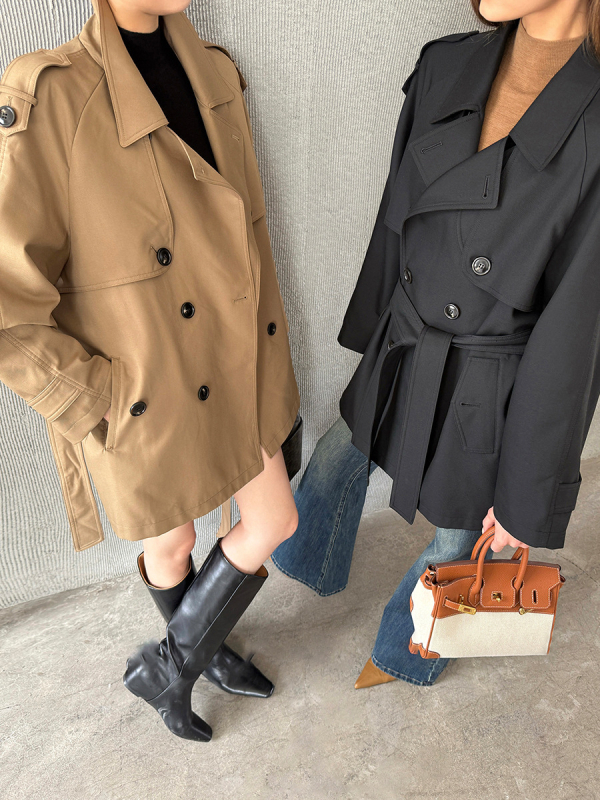 Jachetă de damă tip windbreaker, siluetă clasică, rever, talie definită, guler cu glugă, nasturi dubli, lungime ultra‑scurtă, toamnă 2025