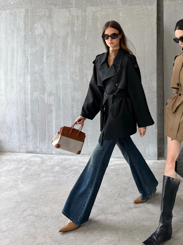 Jachetă de damă tip windbreaker, siluetă clasică, rever, talie definită, guler cu glugă, nasturi dubli, lungime ultra‑scurtă, toamnă 2025