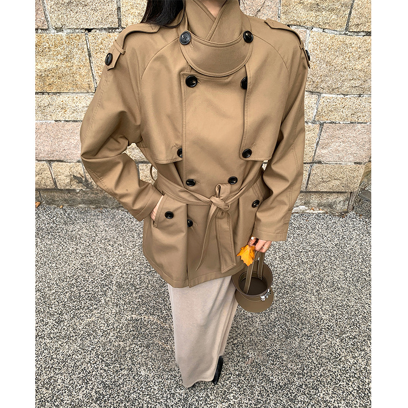 Jachetă de damă tip windbreaker, siluetă clasică, rever, talie definită, guler cu glugă, nasturi dubli, lungime ultra‑scurtă, toamnă 2025