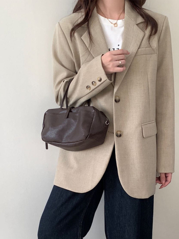 Bowling torba od mekane ovčje kože, pillow bag stil, gradska jednostavnost, crossbody s zatvaračem na zip, horizontalni kvadratni oblik