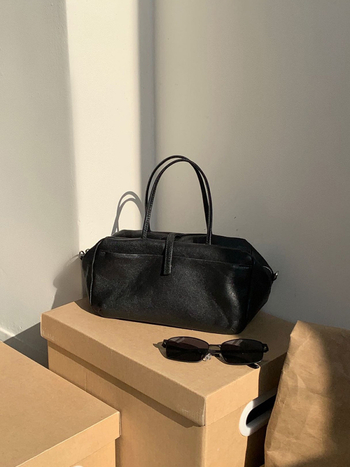 Bowling torba od mekane ovčje kože, pillow bag stil, gradska jednostavnost, crossbody s zatvaračem na zip, horizontalni kvadratni oblik