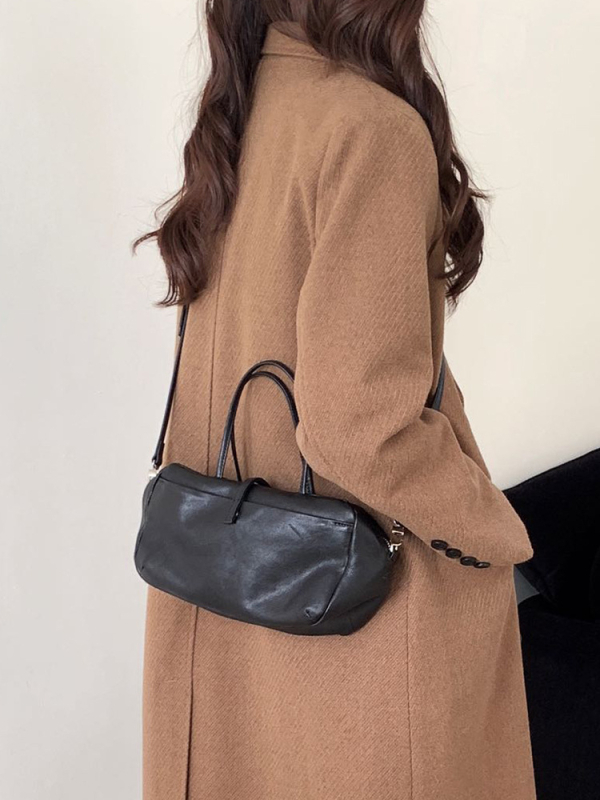 Bowling torba od mekane ovčje kože, pillow bag stil, gradska jednostavnost, crossbody s zatvaračem na zip, horizontalni kvadratni oblik