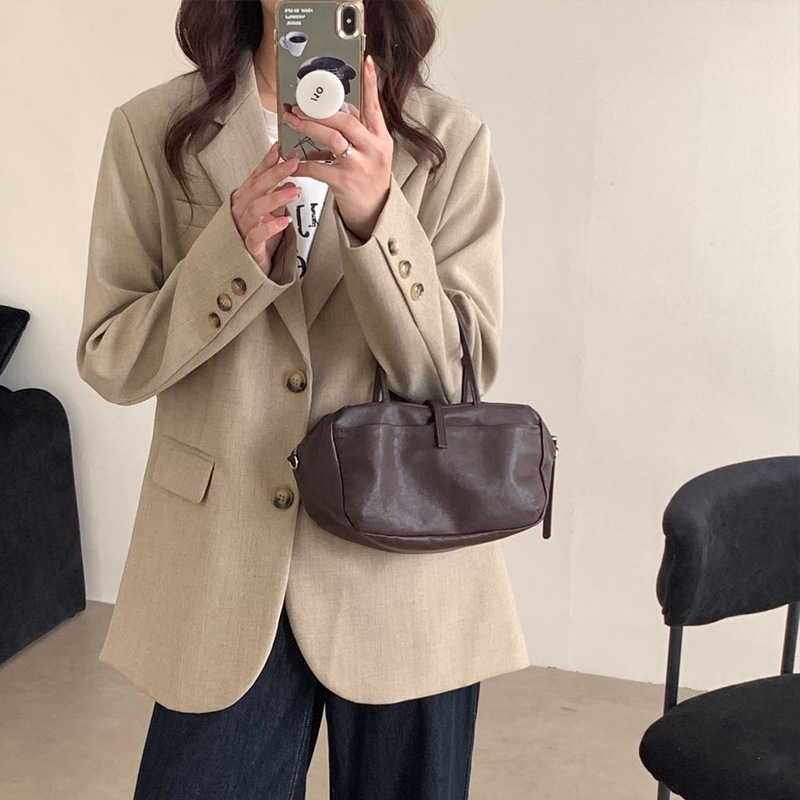 Bowling torba od mekane ovčje kože, pillow bag stil, gradska jednostavnost, crossbody s zatvaračem na zip, horizontalni kvadratni oblik