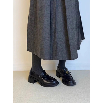 Ženske loaferice s okruglom nosom, gornji dio od mikrovlakana, debeli pet 6–8 cm, gumena potplata