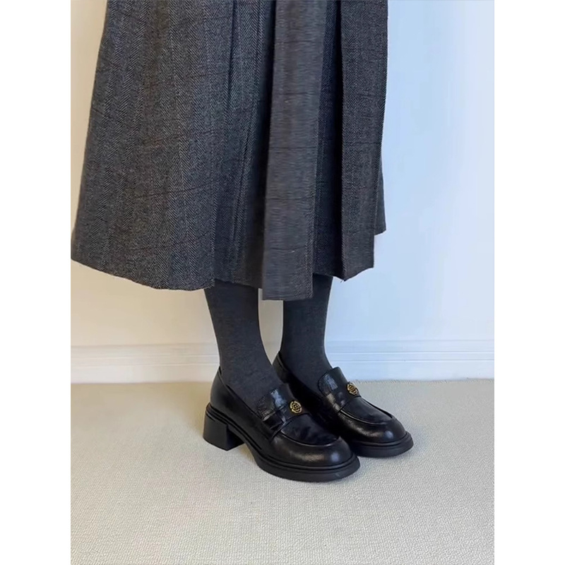 Ženske loaferice s okruglom nosom, gornji dio od mikrovlakana, debeli pet 6–8 cm, gumena potplata