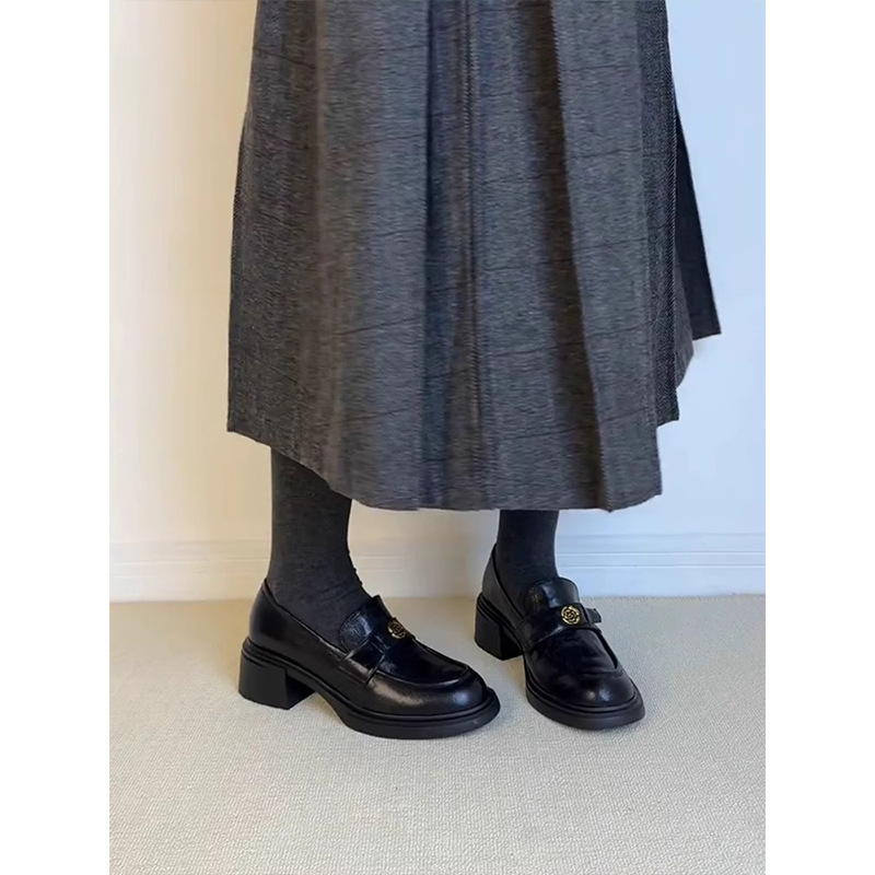 Ženske loaferice s okruglom nosom, gornji dio od mikrovlakana, debeli pet 6–8 cm, gumena potplata