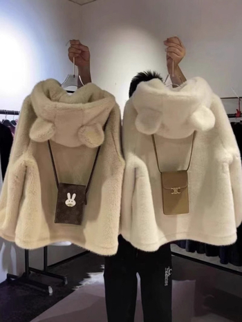 Ženski srednje dug kaput s kapuljačom od lažne dlake, dizajn s ušima medvjeda, raglan rukavi, zima 2025