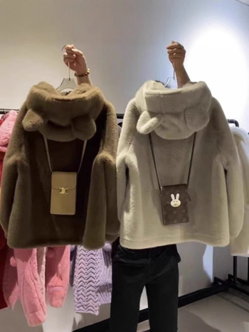 Ženski srednje dug kaput s kapuljačom od lažne dlake, dizajn s ušima medvjeda, raglan rukavi, zima 2025