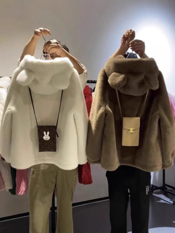 Ženski srednje dug kaput s kapuljačom od lažne dlake, dizajn s ušima medvjeda, raglan rukavi, zima 2025