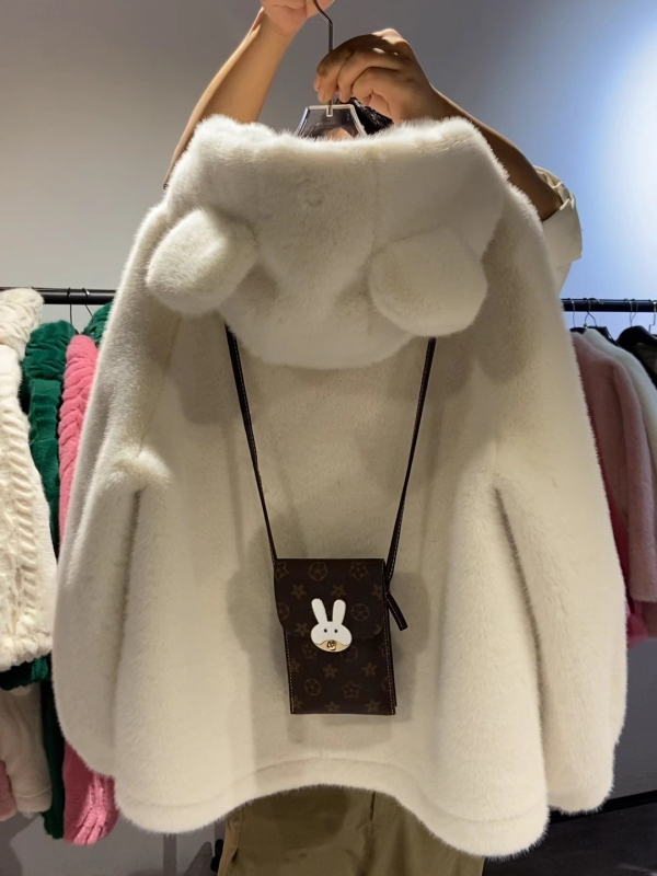 Ženski srednje dug kaput s kapuljačom od lažne dlake, dizajn s ušima medvjeda, raglan rukavi, zima 2025