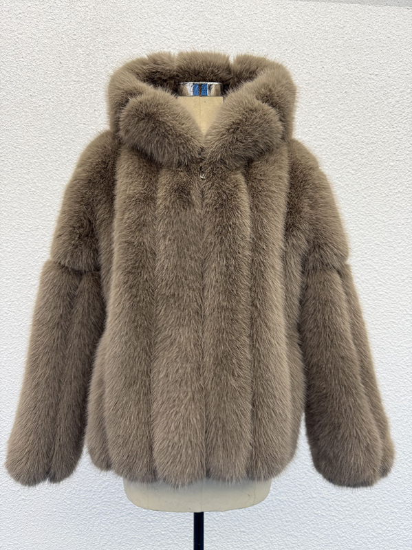 Ženski kaput od umjetnog lisjeg krzna s kapuljom, dugi rukavi, gradski stil