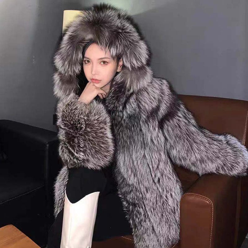 Ženski kaput od umjetnog lisjeg krzna s kapuljom, dugi rukavi, gradski stil