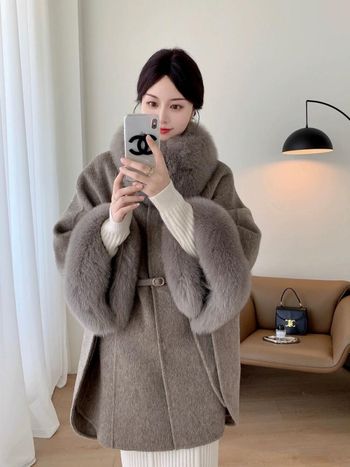 Palton lung din lână, cu guler din blană de vulpe, 95% lână, lungime 80–100 cm, mâneci lungi, guler șal