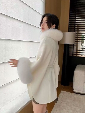 Palton lung din lână, cu guler din blană de vulpe, 95% lână, lungime 80–100 cm, mâneci lungi, guler șal