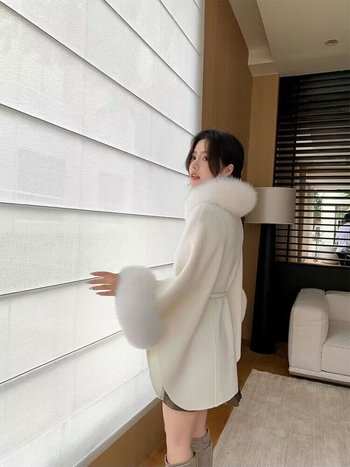 Palton lung din lână, cu guler din blană de vulpe, 95% lână, lungime 80–100 cm, mâneci lungi, guler șal