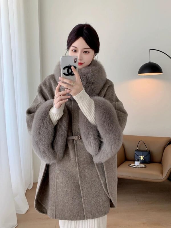 Palton lung din lână, cu guler din blană de vulpe, 95% lână, lungime 80–100 cm, mâneci lungi, guler șal