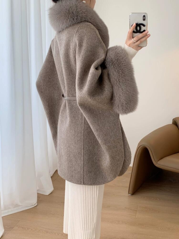 Palton lung din lână, cu guler din blană de vulpe, 95% lână, lungime 80–100 cm, mâneci lungi, guler șal