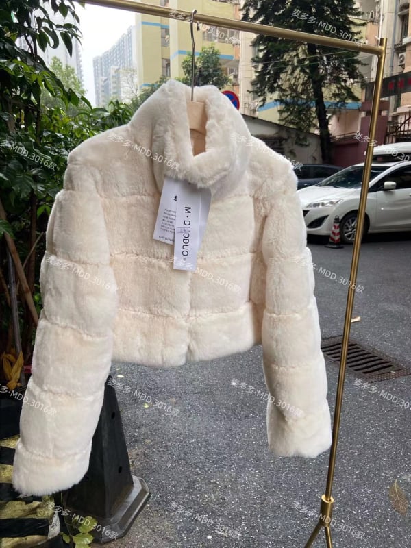 Ženski kaput od lisicjeg krzna, ultra kratka duljina, stojeći ovratnik, gradski stil