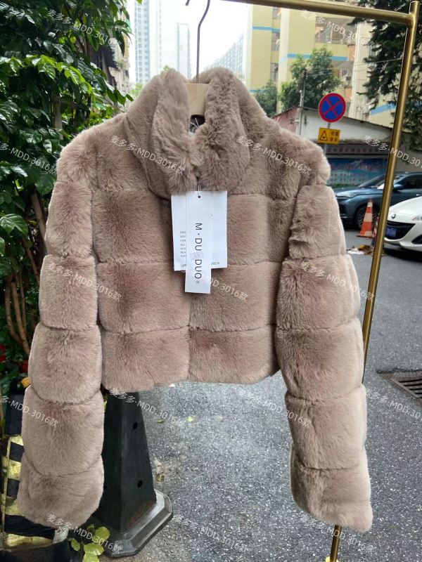 Ženski kaput od lisicjeg krzna, ultra kratka duljina, stojeći ovratnik, gradski stil