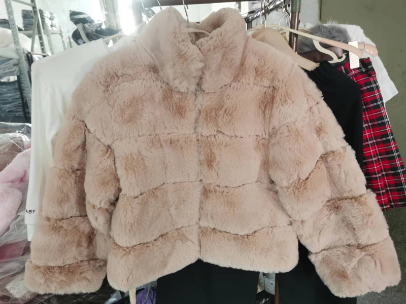 Ženski kaput od lisicjeg krzna, ultra kratka duljina, stojeći ovratnik, gradski stil