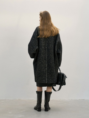 Palton de femei din lână cu guler din piele uzat, croială cocoon, stil retro — țesătură groasă, croială lejeră, lungime medie, închidere cu nasturi