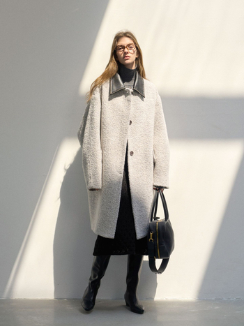 Palton de femei din lână cu guler din piele uzat, croială cocoon, stil retro — țesătură groasă, croială lejeră, lungime medie, închidere cu nasturi