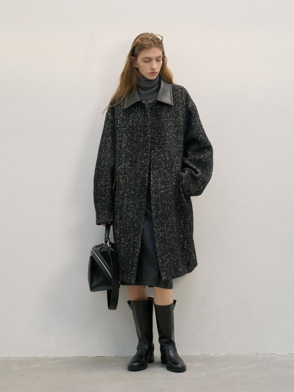 Palton de femei din lână cu guler din piele uzat, croială cocoon, stil retro — țesătură groasă, croială lejeră, lungime medie, închidere cu nasturi