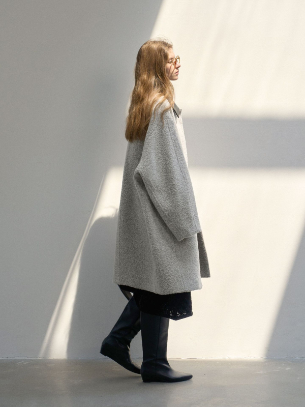 Palton de femei din lână cu guler din piele uzat, croială cocoon, stil retro — țesătură groasă, croială lejeră, lungime medie, închidere cu nasturi