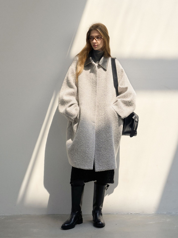 Palton de femei din lână cu guler din piele uzat, croială cocoon, stil retro — țesătură groasă, croială lejeră, lungime medie, închidere cu nasturi