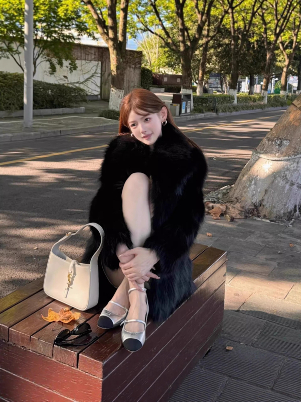 Kaput od umjetnog krzna, Yisheng Cardamom, srednje duljine, ženski elegantan gradski stil, zima 2025