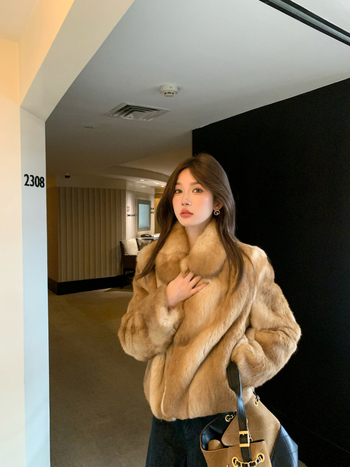 Női nyúl szőrme kabát, gallérral, hosszú ujjú, királyi nővér stílus, tél 2025.