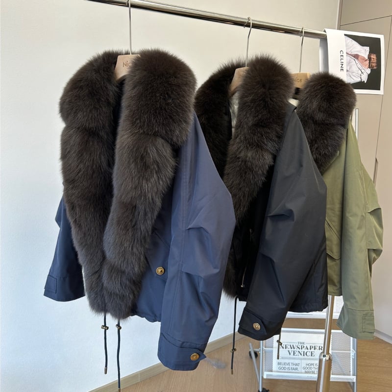 Ženski zimski kaput s krznom lisice na ovratniku, kapuljačom, u stilu motociklističkog parka, punjenje od bijelog patka