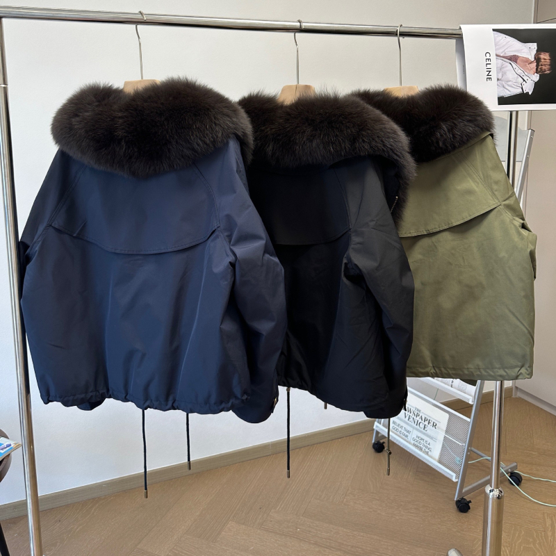 Ženski zimski kaput s krznom lisice na ovratniku, kapuljačom, u stilu motociklističkog parka, punjenje od bijelog patka