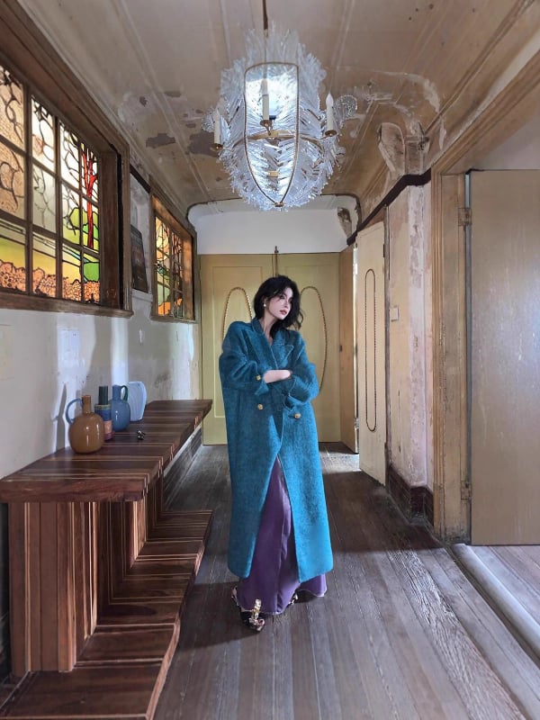 Palton de damă din lână cu amestec de cașmir, lung, guler stil sacou, închidere cu două nasturi, țesătură groasă