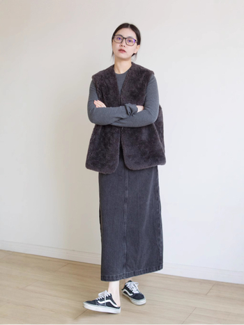 Вълнено палто със шейрлинг смесена козина, безръкав модел, V-образна яка, Зимна колекция 2024