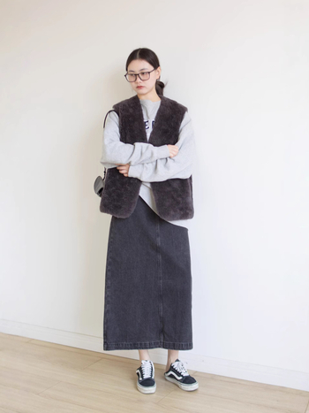 Вълнено палто със шейрлинг смесена козина, безръкав модел, V-образна яка, Зимна колекция 2024