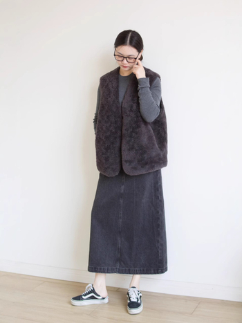 Вълнено палто със шейрлинг смесена козина, безръкав модел, V-образна яка, Зимна колекция 2024