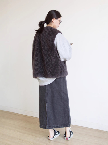 Вълнено палто със шейрлинг смесена козина, безръкав модел, V-образна яка, Зимна колекция 2024