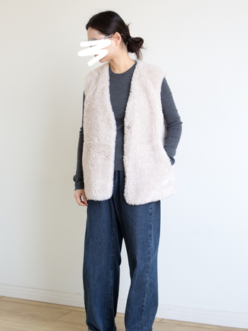 Вълнено палто със шейрлинг смесена козина, безръкав модел, V-образна яка, Зимна колекция 2024