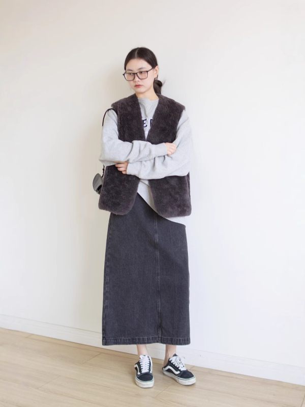 Вълнено палто със шейрлинг смесена козина, безръкав модел, V-образна яка, Зимна колекция 2024