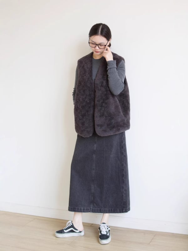 Вълнено палто със шейрлинг смесена козина, безръкав модел, V-образна яка, Зимна колекция 2024