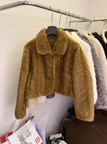 Ženska jakna od poliestera, 95% poliester sadržaj, slobodan kroj, rukavi flutter, ovratnik poluturtleneck, retro stil