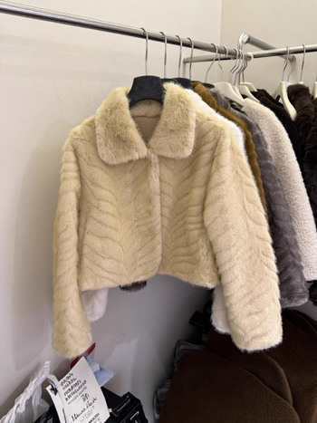 Ženska jakna od poliestera, 95% poliester sadržaj, slobodan kroj, rukavi flutter, ovratnik poluturtleneck, retro stil