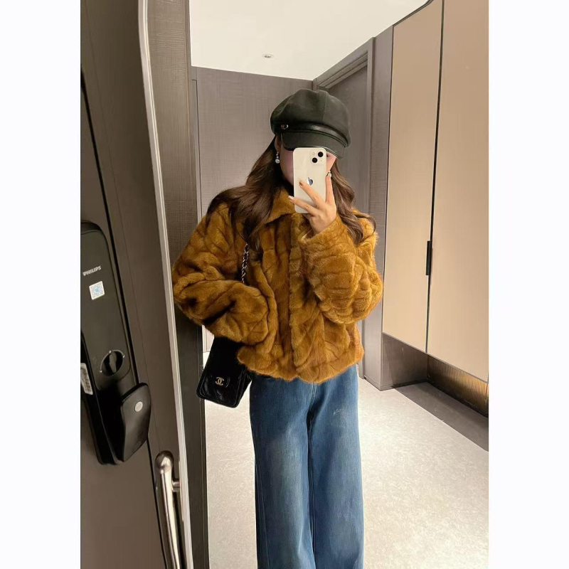 Ženska jakna od poliestera, 95% poliester sadržaj, slobodan kroj, rukavi flutter, ovratnik poluturtleneck, retro stil