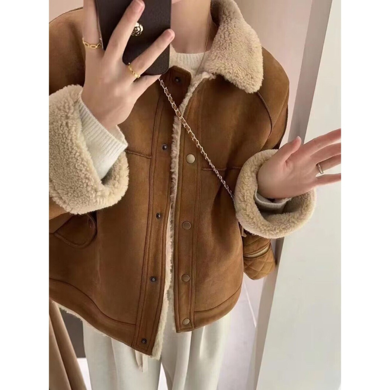 Ženski kratki kaput od ovčje kože (shearling), zima 2024, retro, toplo podstavljeno flisom, širok kroj, za sitniju figuru